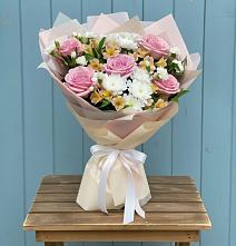 Букет цветов из:  Гвоздики, Орхидеи и Розы в Серноводском