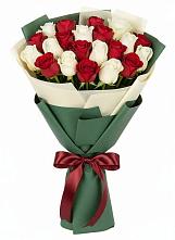 Букет Микс из красных и белых роз в Серноводском