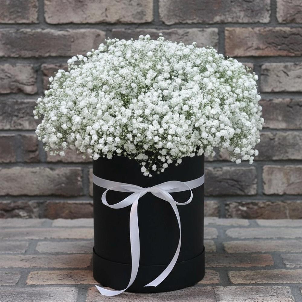 Цветочная композиция из Гипсофила в шляпной коробке в Серноводском