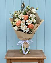 Букет цветов из:  Альстромерии, Лизиантусы, Розы и Хризантемы в Серноводском