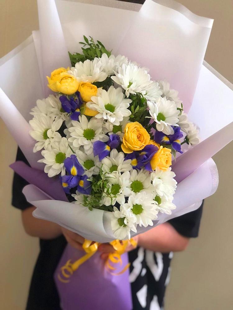 Букет цветов из: Ирисы, Хризантемы и Розы в Серноводском