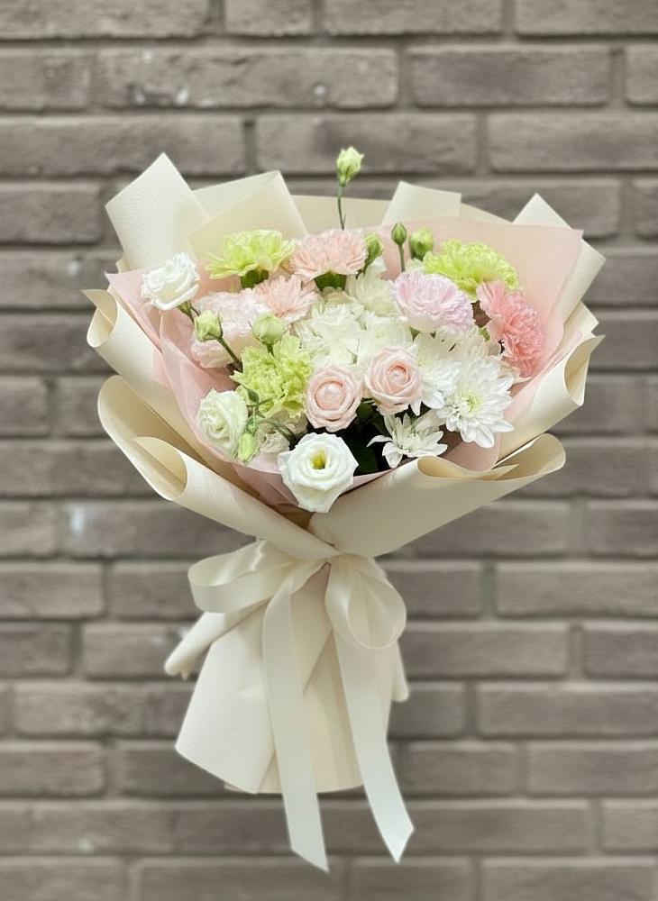 Букет цветов из: Гвоздики, Розы, Лизиантусы и Хризантемы в Серноводском