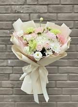 Букет цветов из:  Гвоздики, Розы, Лизиантусы и Хризантемы в Серноводском