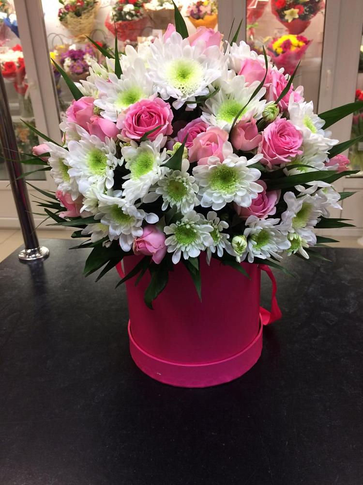 Цветочная композиция из Розы и Хризантемы в шляпной коробке в Серноводском