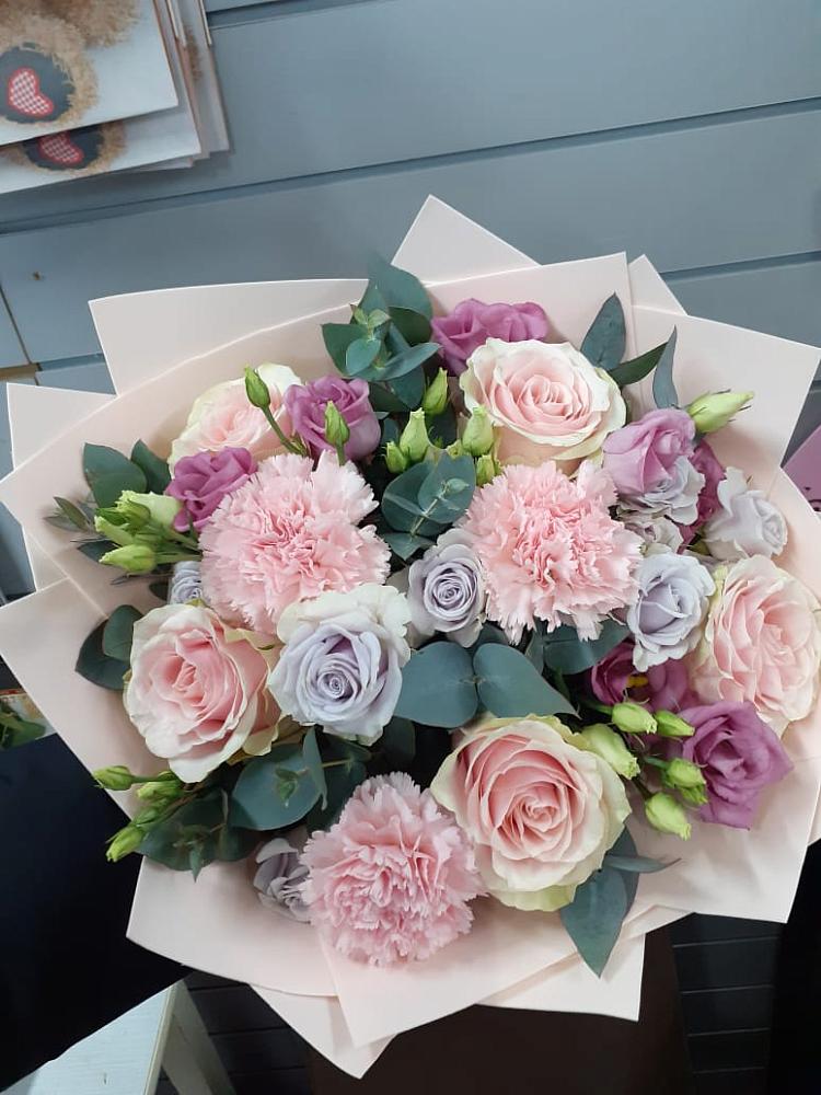 Букет цветов из: Розы, Гвоздики и Лизиантусы в Серноводском