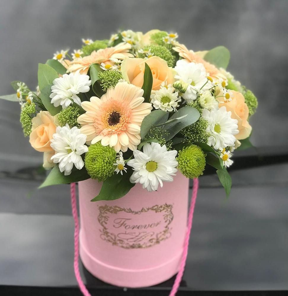 Цветочная композиция из Розы, Герберы и Хризантемы в шляпной коробке в Серноводском